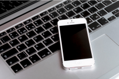zdjęcie przedstawiające telefon i laptopa