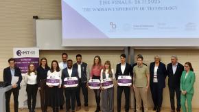 Finał konkursu 3MT® w PW - pamiątkowe zdjęcie laureatów i jurorów