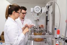 naukowcy w laboratorium
