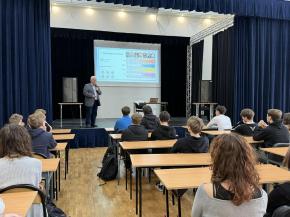 prof. Oleszak podczas wykładu w liceum